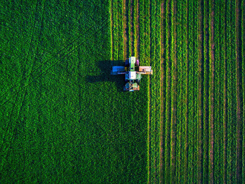 Implemento agrícola em uma fazenda brasileira, visto de cima