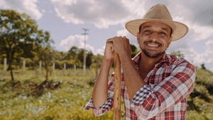 Produtor rural brasileiro em sua propriedade