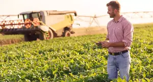 Produtor rural com vários equipamentos no campo